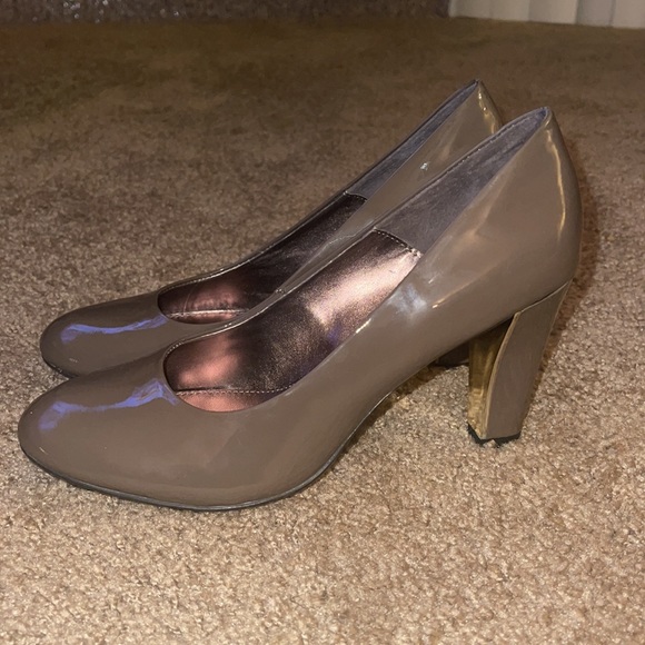 Like new Brown patent leather Isola pumps size 8 - Picture 2 of 4